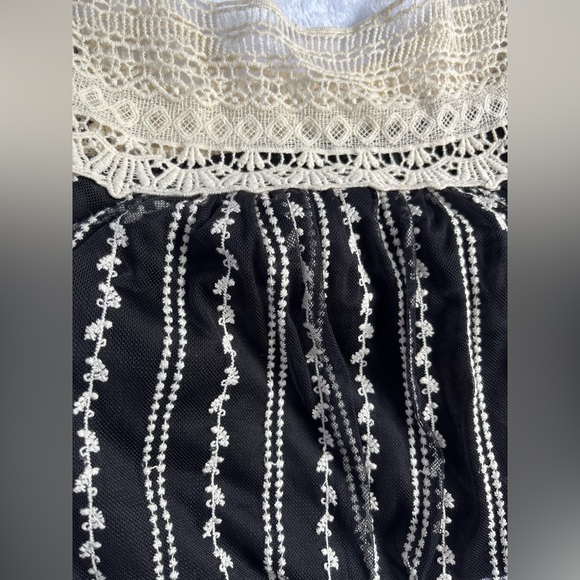 ALTARD STATE | W + B Crochet + Lace top - Picture 4 of 6